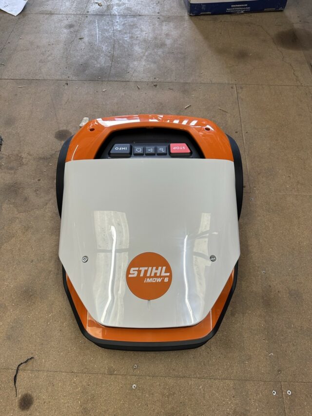2M041043 STIHL IMOW 6 ROBOTIC MOWER.