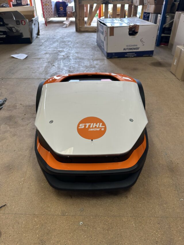 2M041043 STIHL IMOW 6 ROBOTIC MOWER.