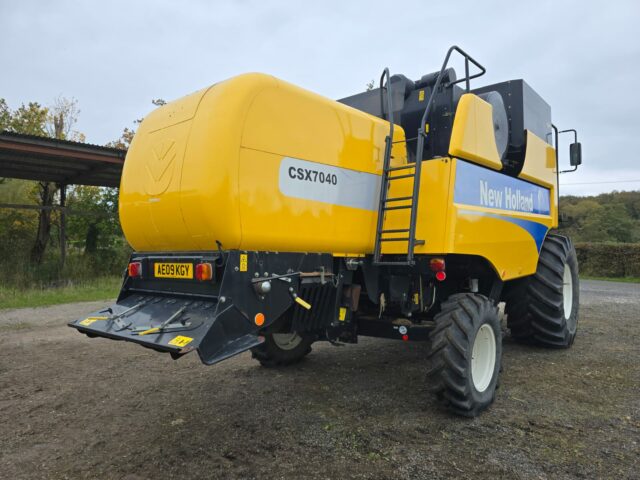 2009 CSX7040 - New Holland Combine