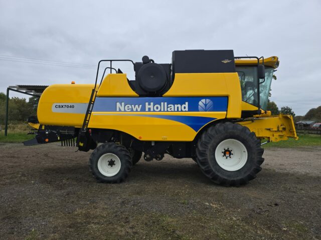 2009 CSX7040 - New Holland Combine