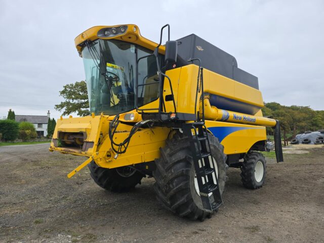 2009 CSX7040 - New Holland Combine