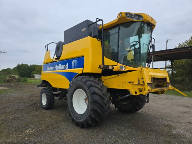 2009 CSX7040 - New Holland Combine