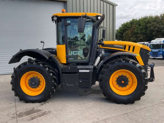 2021 JCB 4220 Fastrac 4WD Tractor