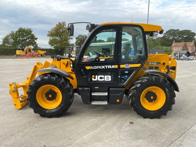 Lot 3: 2024 JCB 542-70 Telehandler