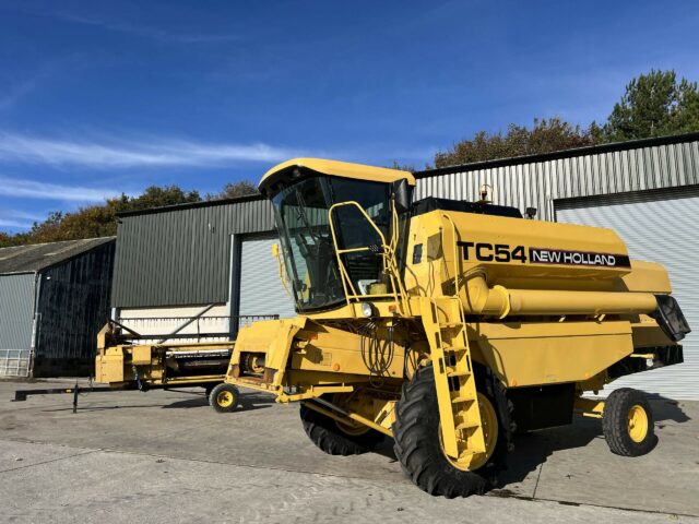 NEW HOLLAND TC54 COMBINE