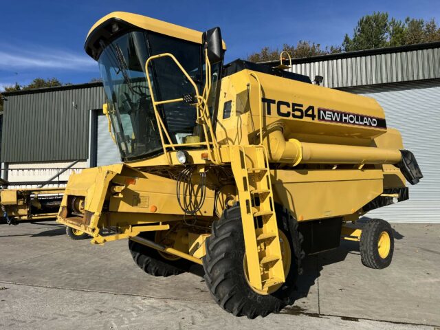 NEW HOLLAND TC54 COMBINE