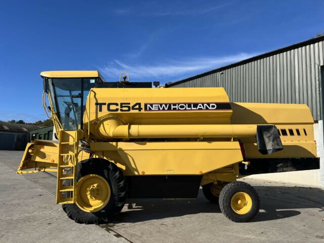NEW HOLLAND TC54 COMBINE