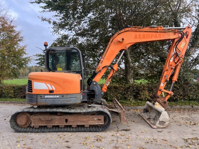 Doosan DX80R Excavator