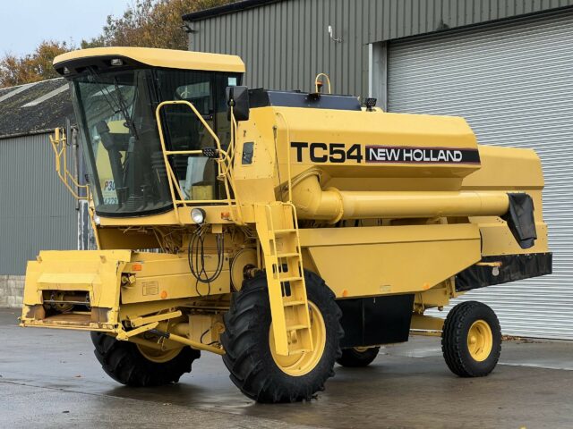 NEW HOLLAND TC54 COMBINE