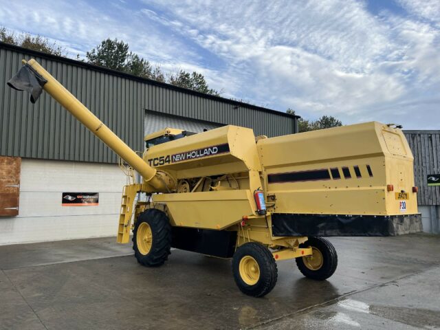 NEW HOLLAND TC54 COMBINE