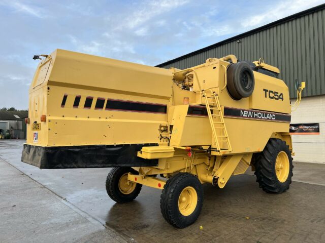 NEW HOLLAND TC54 COMBINE