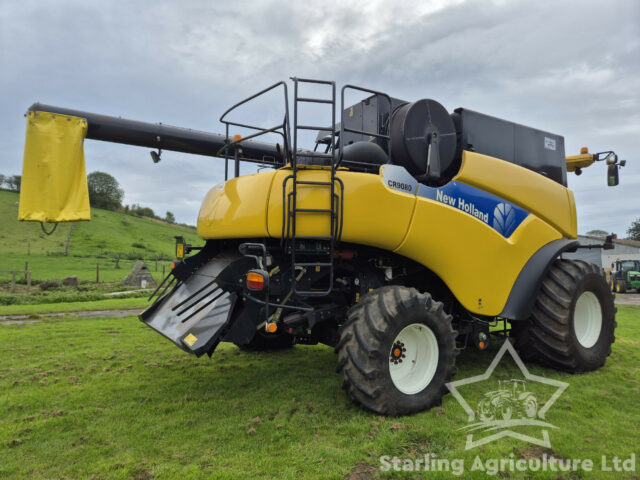New Holland CR 9080 Combine