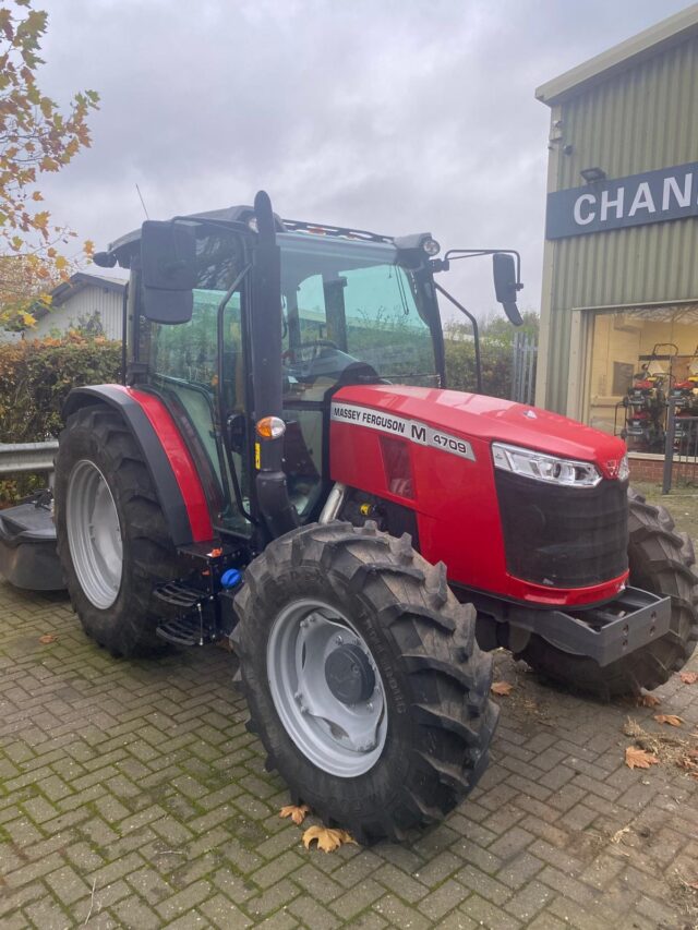 CM000292 MF4709M CAB 4WD TRACTOR