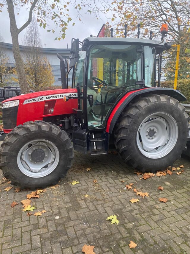 CM000292 MF4709M CAB 4WD TRACTOR