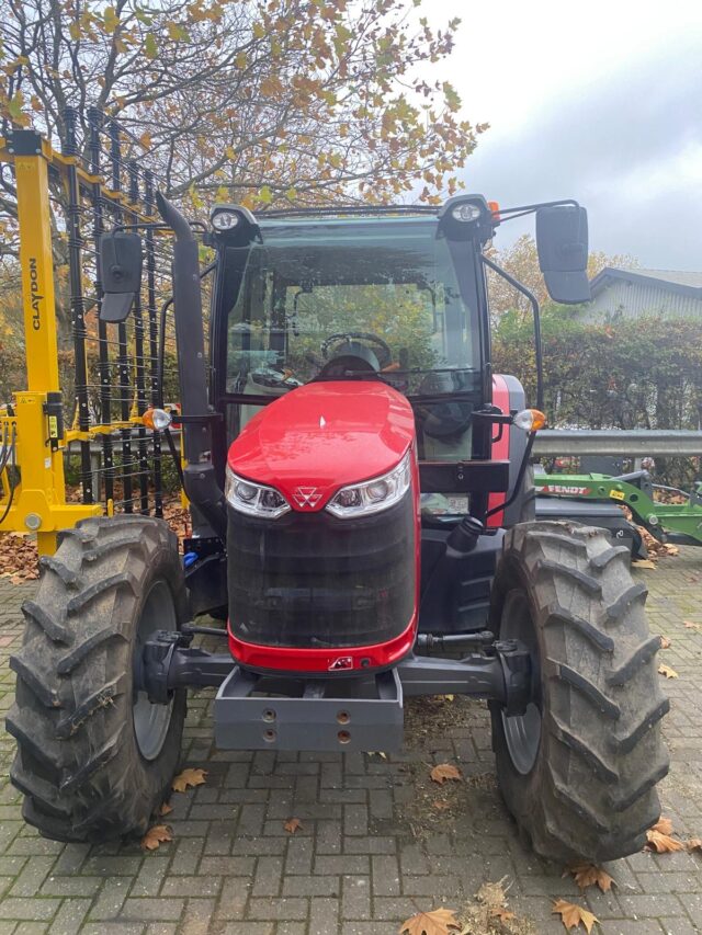 CM000292 MF4709M CAB 4WD TRACTOR