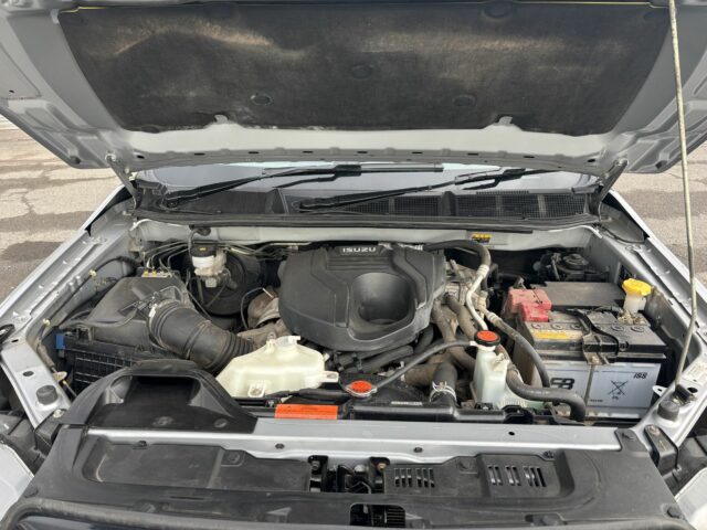 Lot 2050: Isuzu Pickup auto