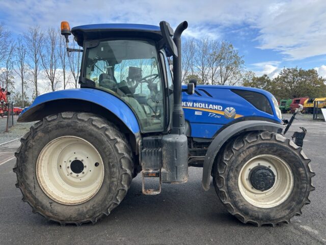 Lot 15: 2021 New Holland T7.210