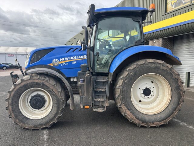 Lot 15: 2021 New Holland T7.210