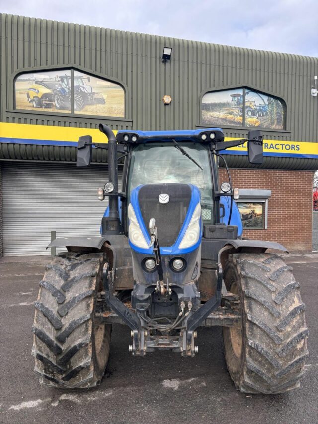 Lot 15: 2021 New Holland T7.210
