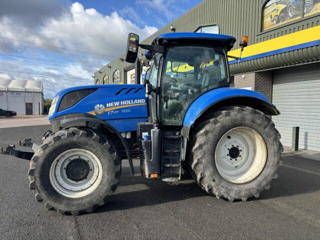 Lot 16: 2020 New Holland T7.210