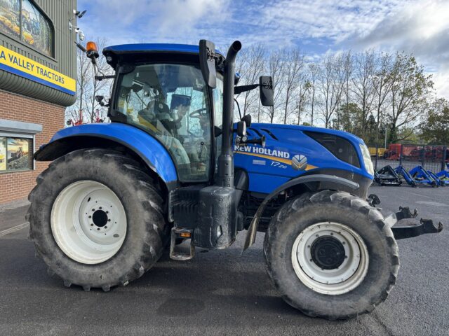 Lot 16: 2020 New Holland T7.210