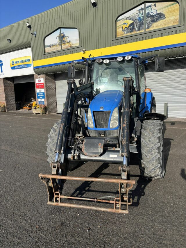 Lot 25: 2012 New Holland T5060