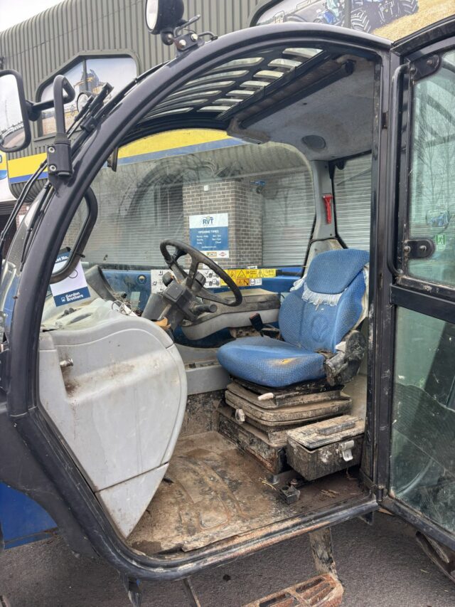 Lot 130: New Holland LM6.35 Telehandler