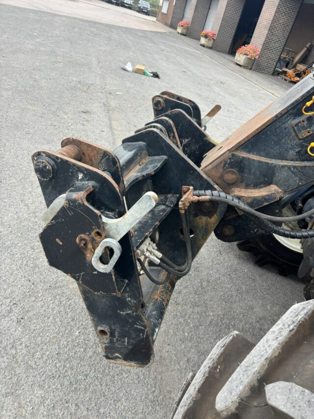 Lot 130: New Holland LM6.35 Telehandler