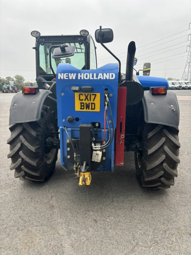 Lot 130: New Holland LM6.35 Telehandler