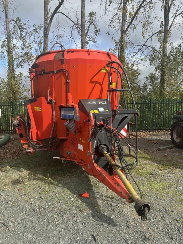 Straw Feeders and Feeder Wagons