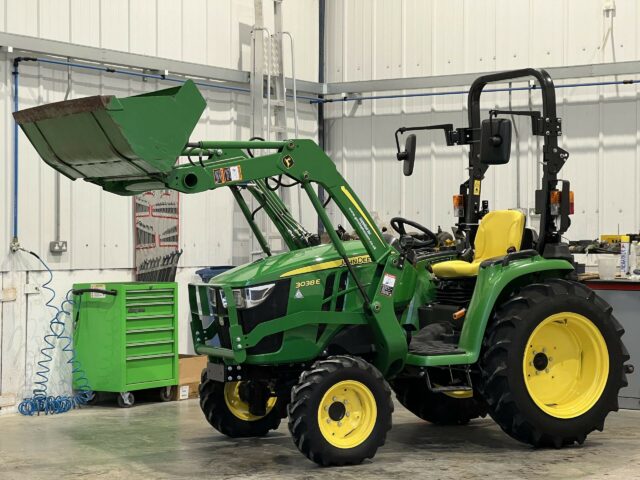 JOHN DEERE 3038E