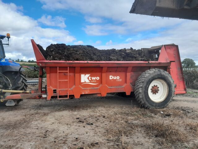 Ktwo Duo 1000 rear discharge muck spread