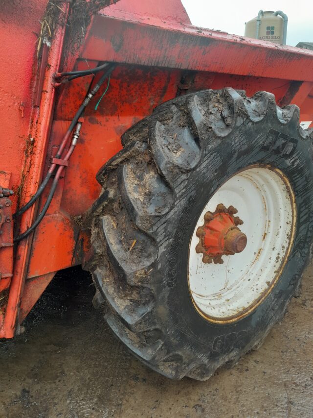 Ktwo Duo 1000 rear discharge muck spread