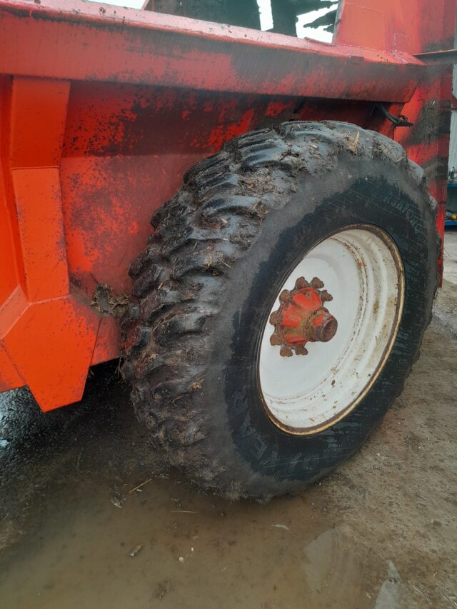 Ktwo Duo 1000 rear discharge muck spread