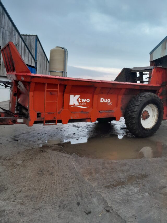 Ktwo Duo 1000 rear discharge muck spread