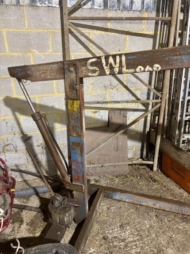 Hydraulic lifting crane