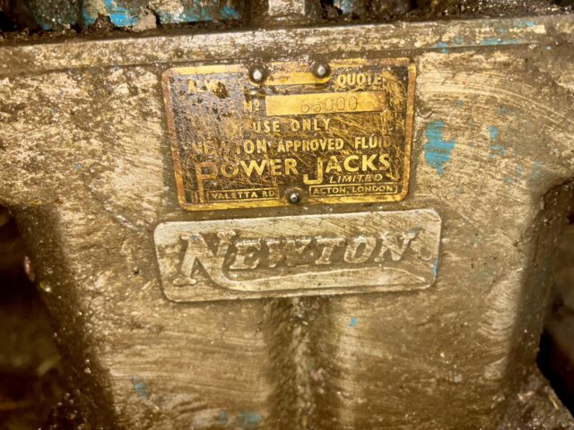 Hydraulic lifting crane