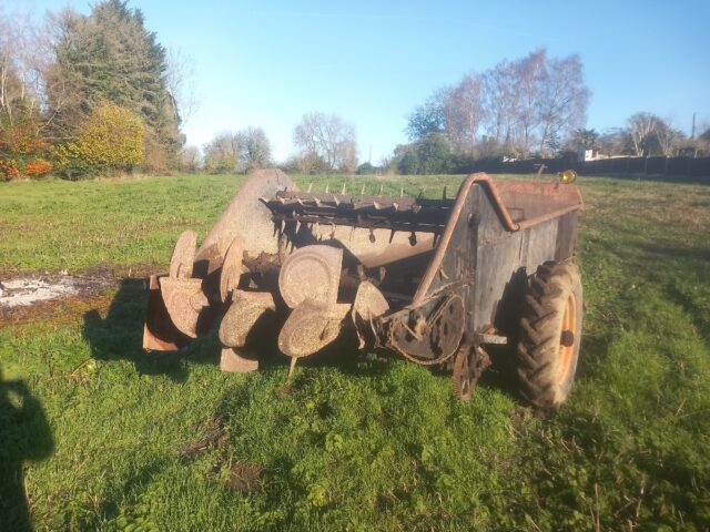 Muck spreader