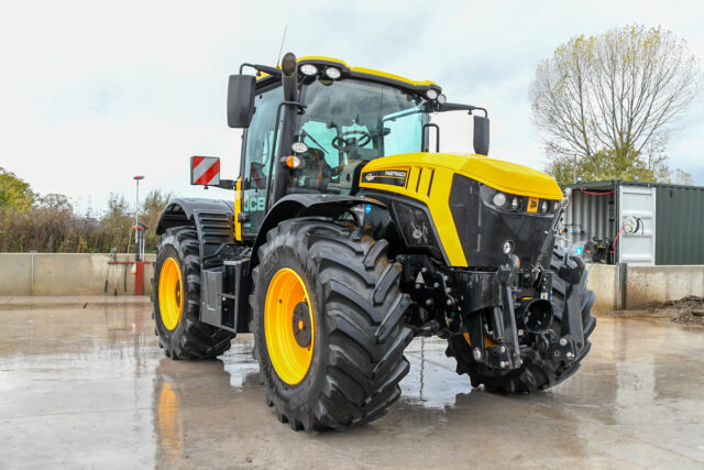 2022 JCB 4220 Fastrac Tractor