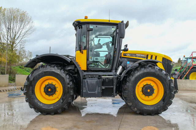 2022 JCB 4220 Fastrac Tractor