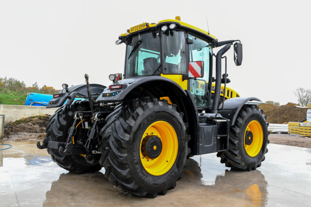 2022 JCB 4220 Fastrac Tractor