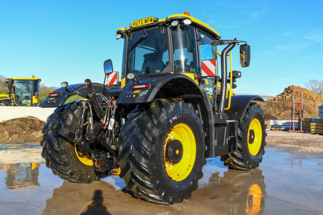 2022 JCB 4220 iCON Fastrac Tractor
