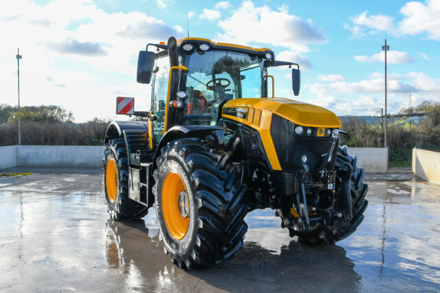 2023 JCB 4220 iCON Fastrac