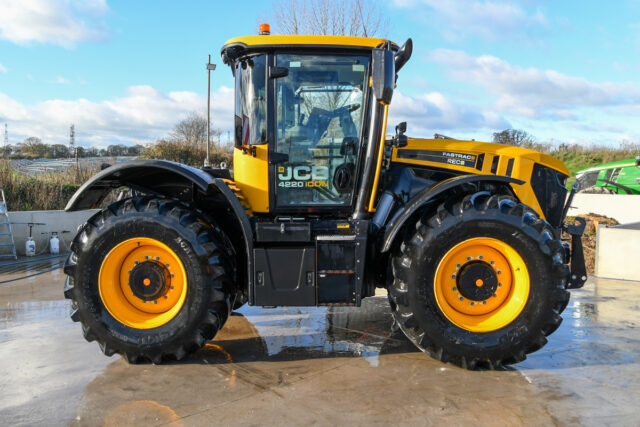 2023 JCB 4220 iCON Fastrac