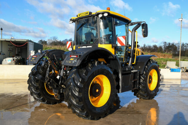 2023 JCB 4220 iCON Fastrac