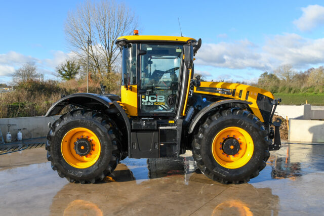 2023 JCB 4220 iCON Fastrac
