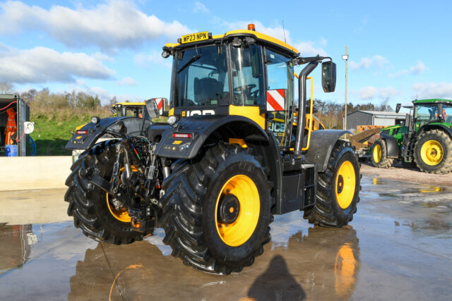 2023 JCB 4220 iCON Fastrac