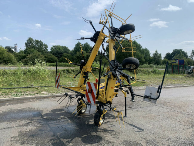 SHOP SOILED New Holland Proted 690 Tedder For Sale