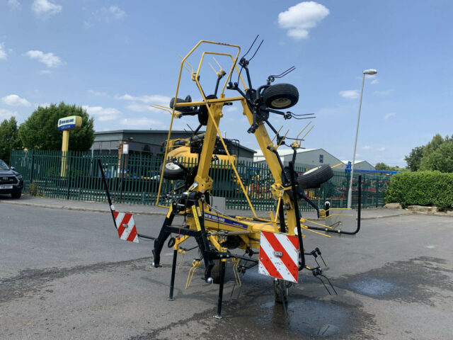 SHOP SOILED New Holland Proted 690 Tedder For Sale