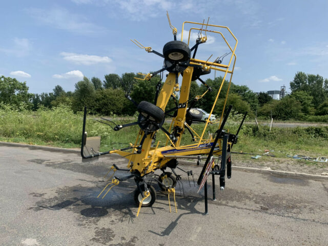 SHOP SOILED New Holland Proted 690 Tedder For Sale